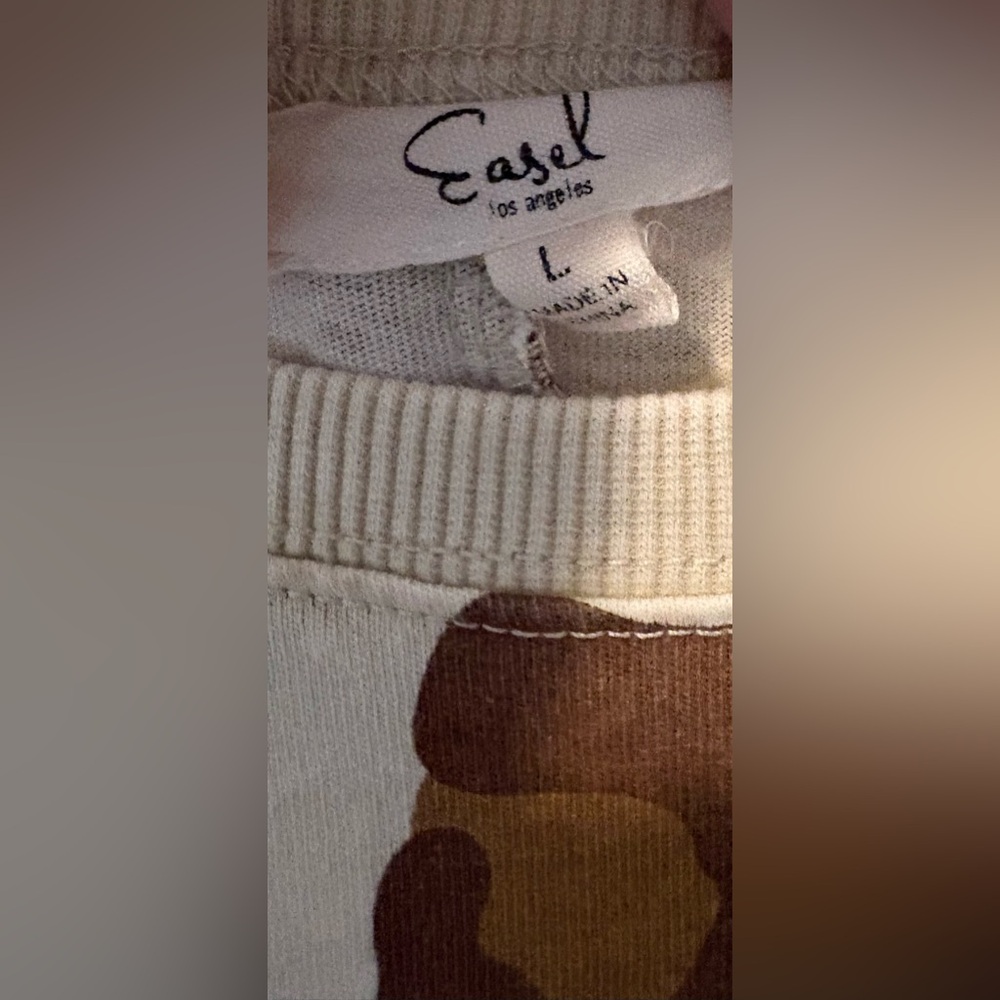 Easel Cream and Brown Leopard Short Sleeve Tee w/Pockets - Picture 2 of 3